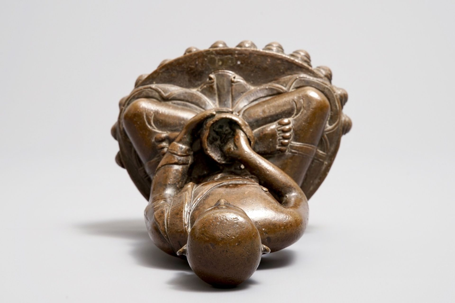 A Tibetan bronze figure of Buddha, 18/19th C. - Image 5 of 7