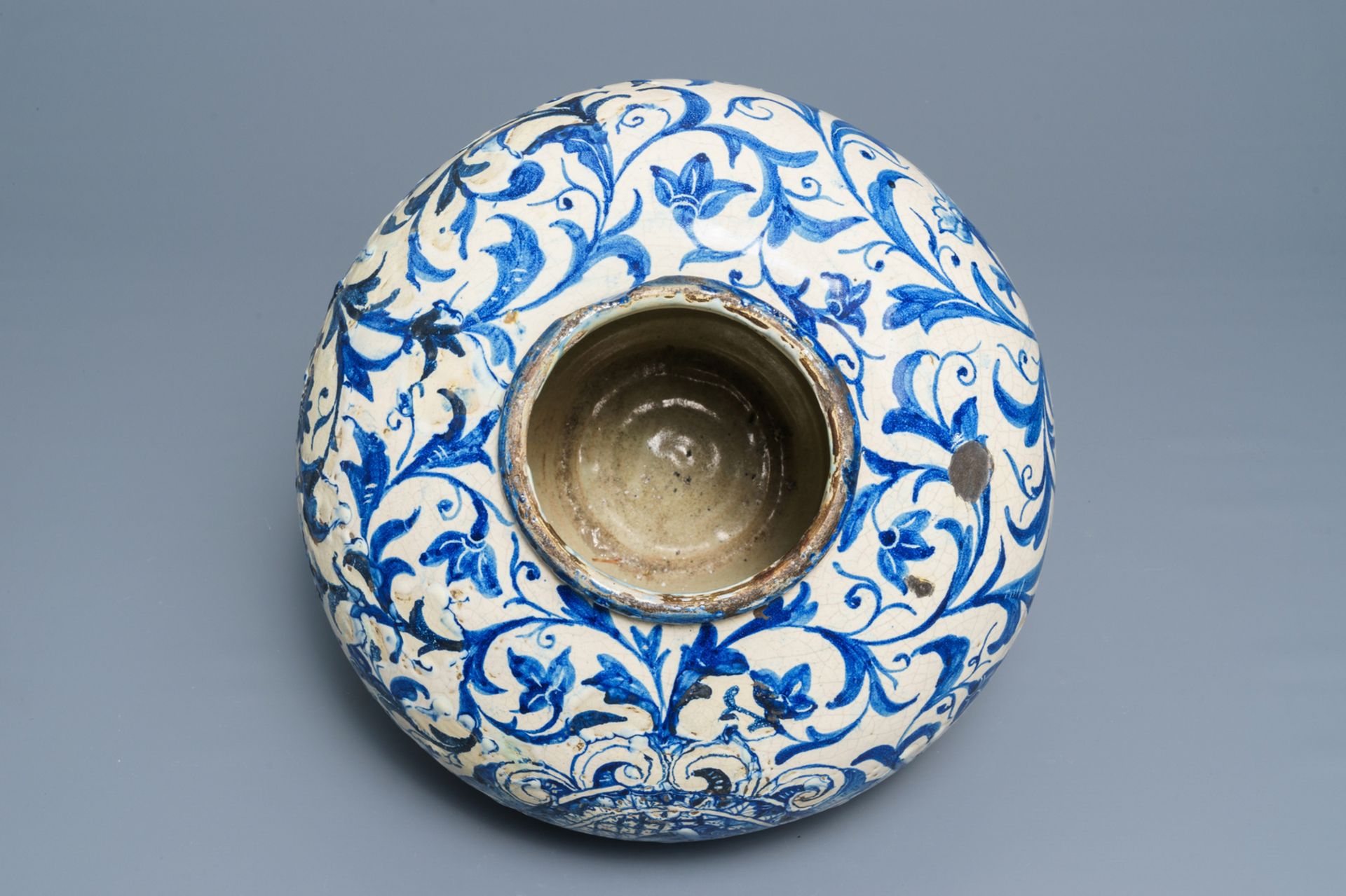 A large blue and white Italian maiolica 'vaso a palla', Caltagirone, 18th C. - Image 5 of 6