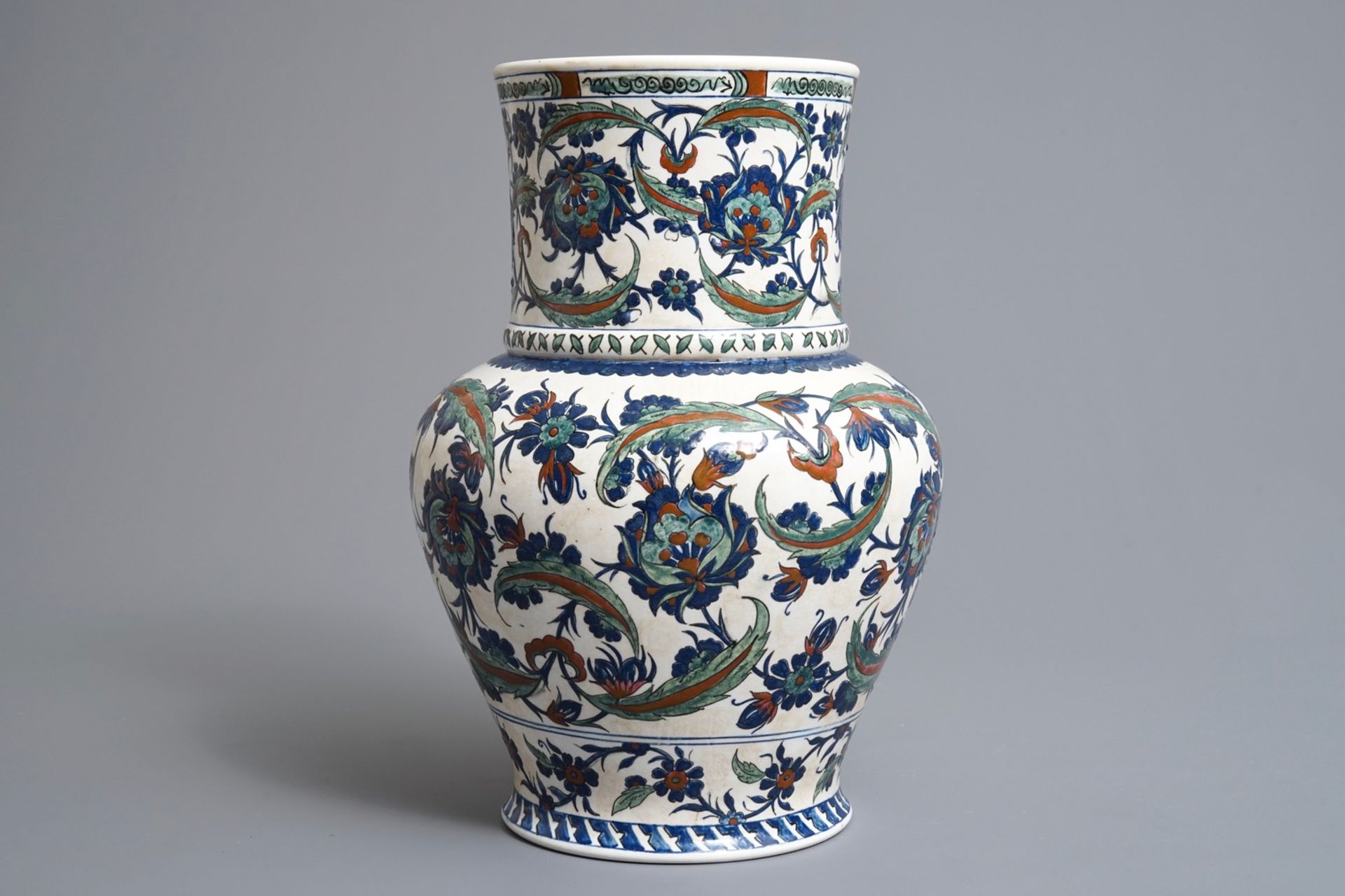 An Iznik-style vase with floral design, Samson, Paris, 19e eeuw - Image 2 of 6