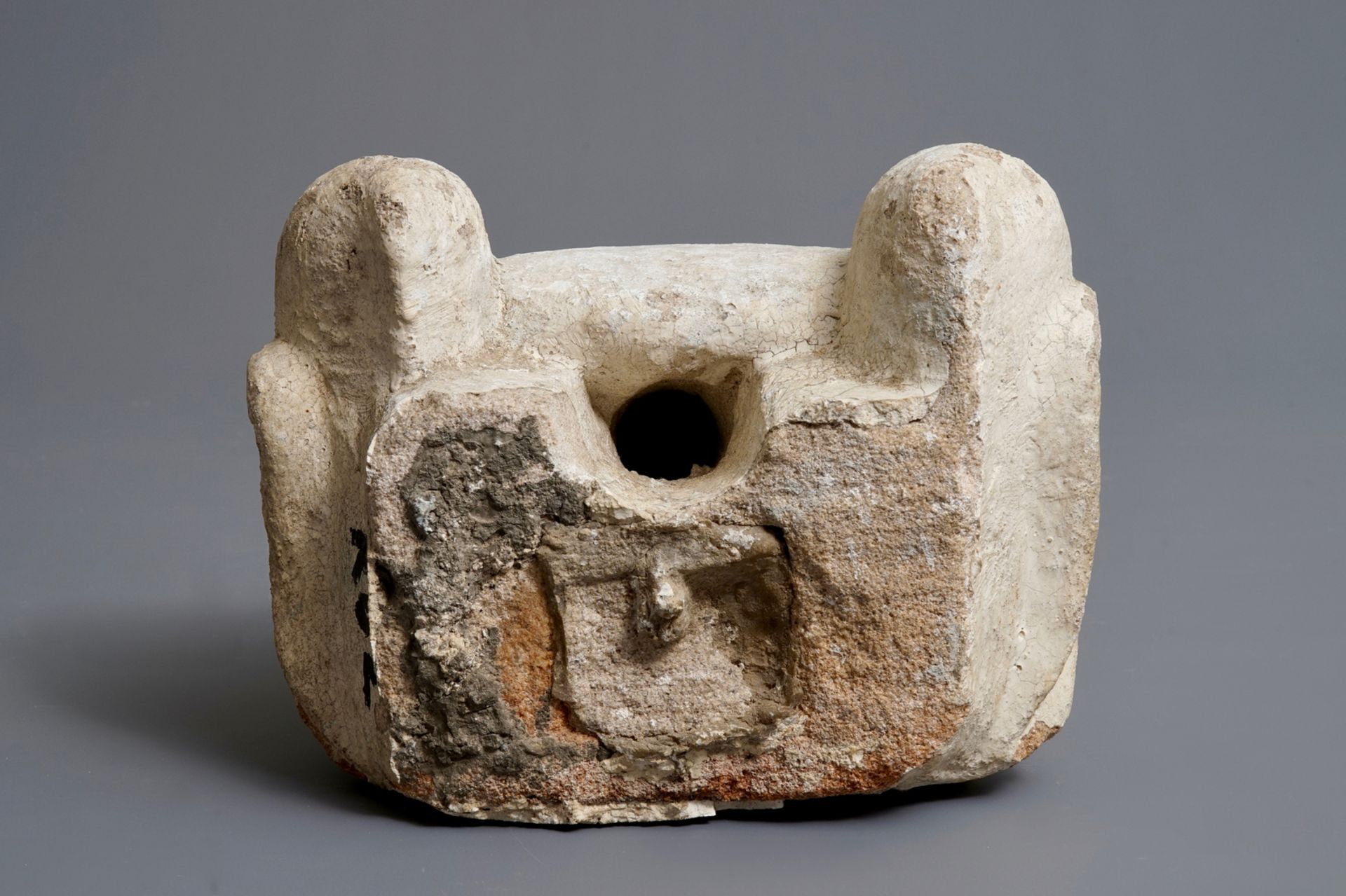 A carved stone fountain head in the shape of a buffalo, 17/18th C. - Image 4 of 7