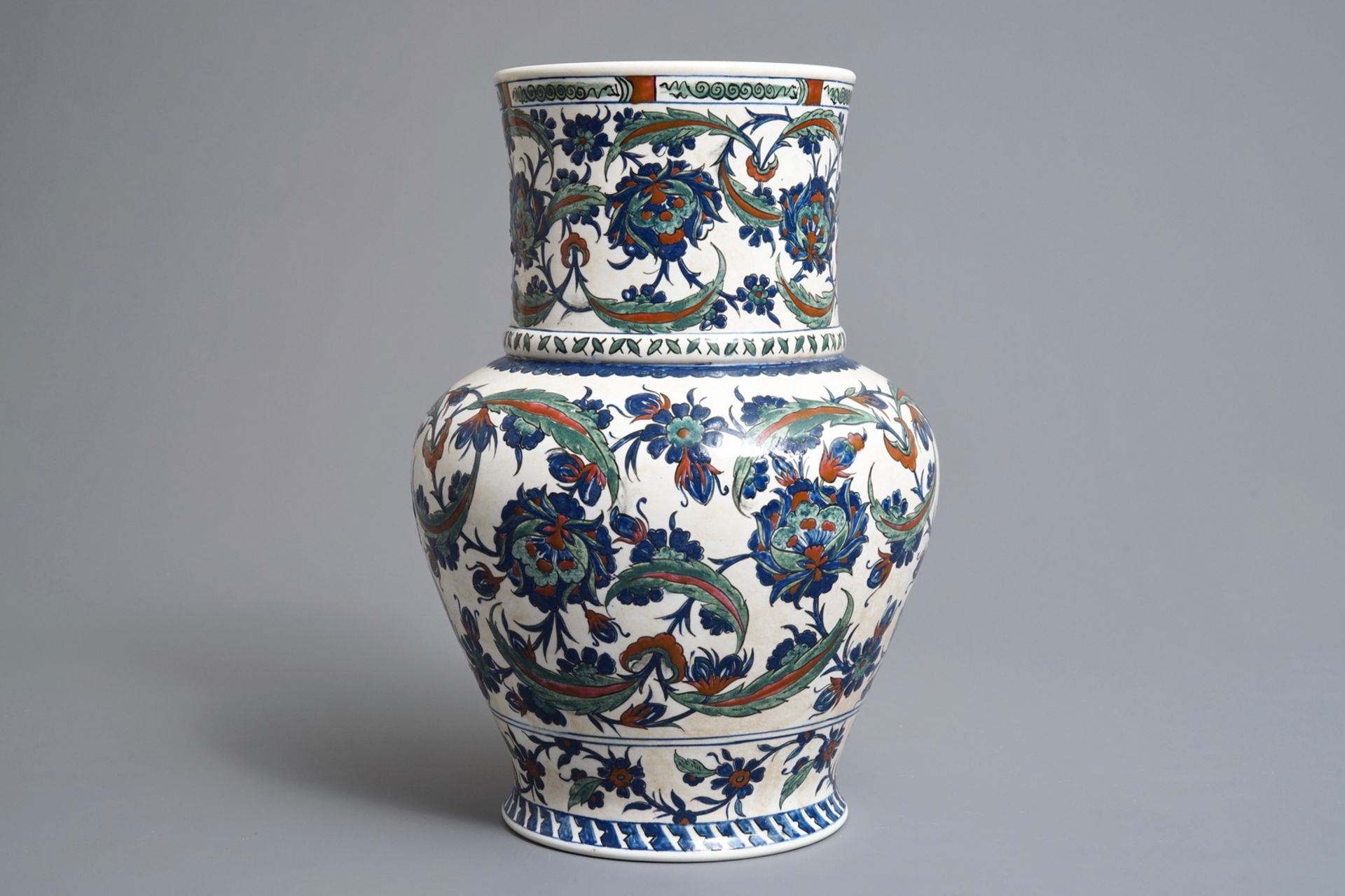 An Iznik-style vase with floral design, Samson, Paris, 19e eeuw