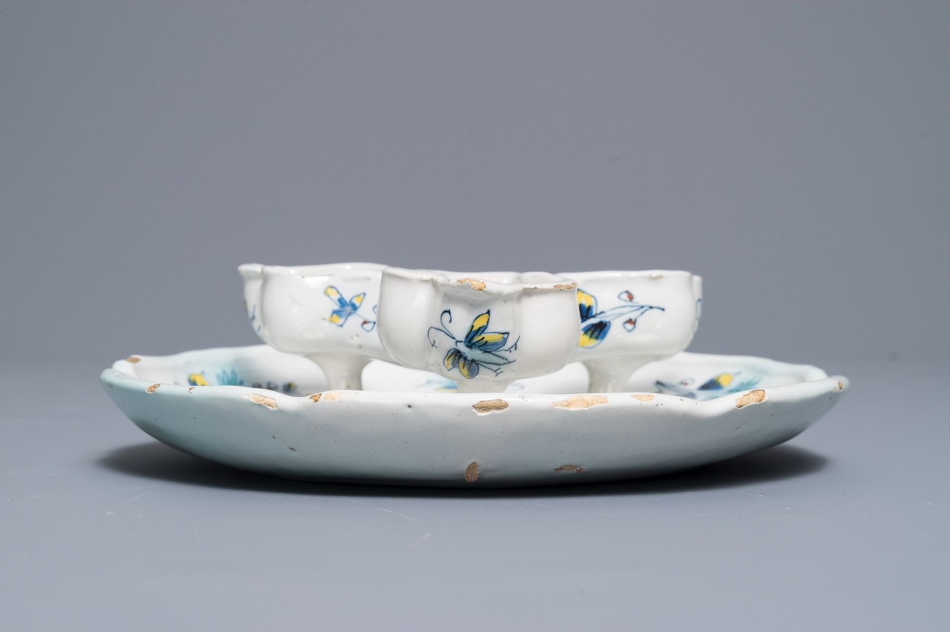 A Brussels faience spice dish with butterflies and flowers, 18th C. - Image 5 of 6