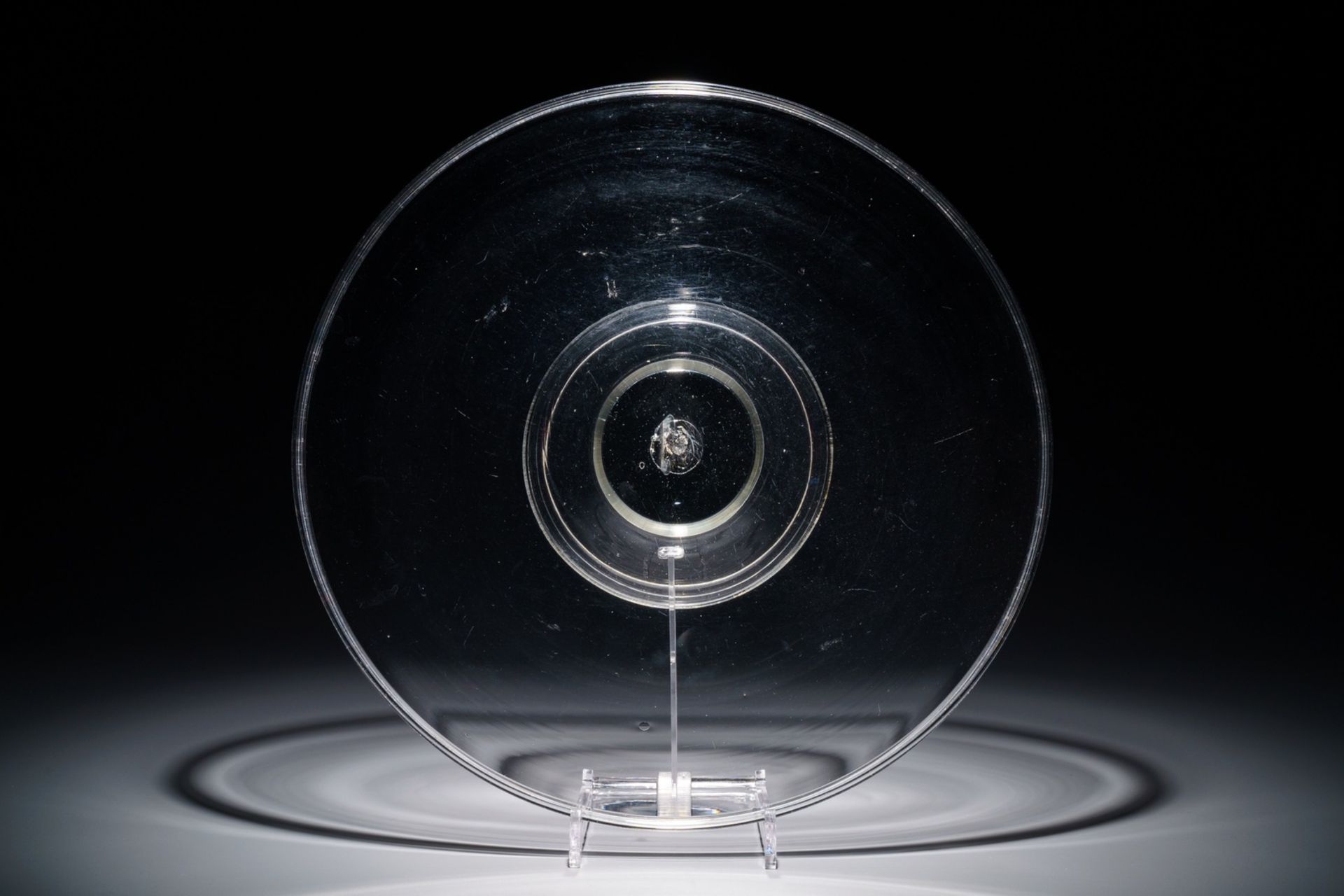 A large glass tazza on low foot, England, 17/18th C. - Image 2 of 4