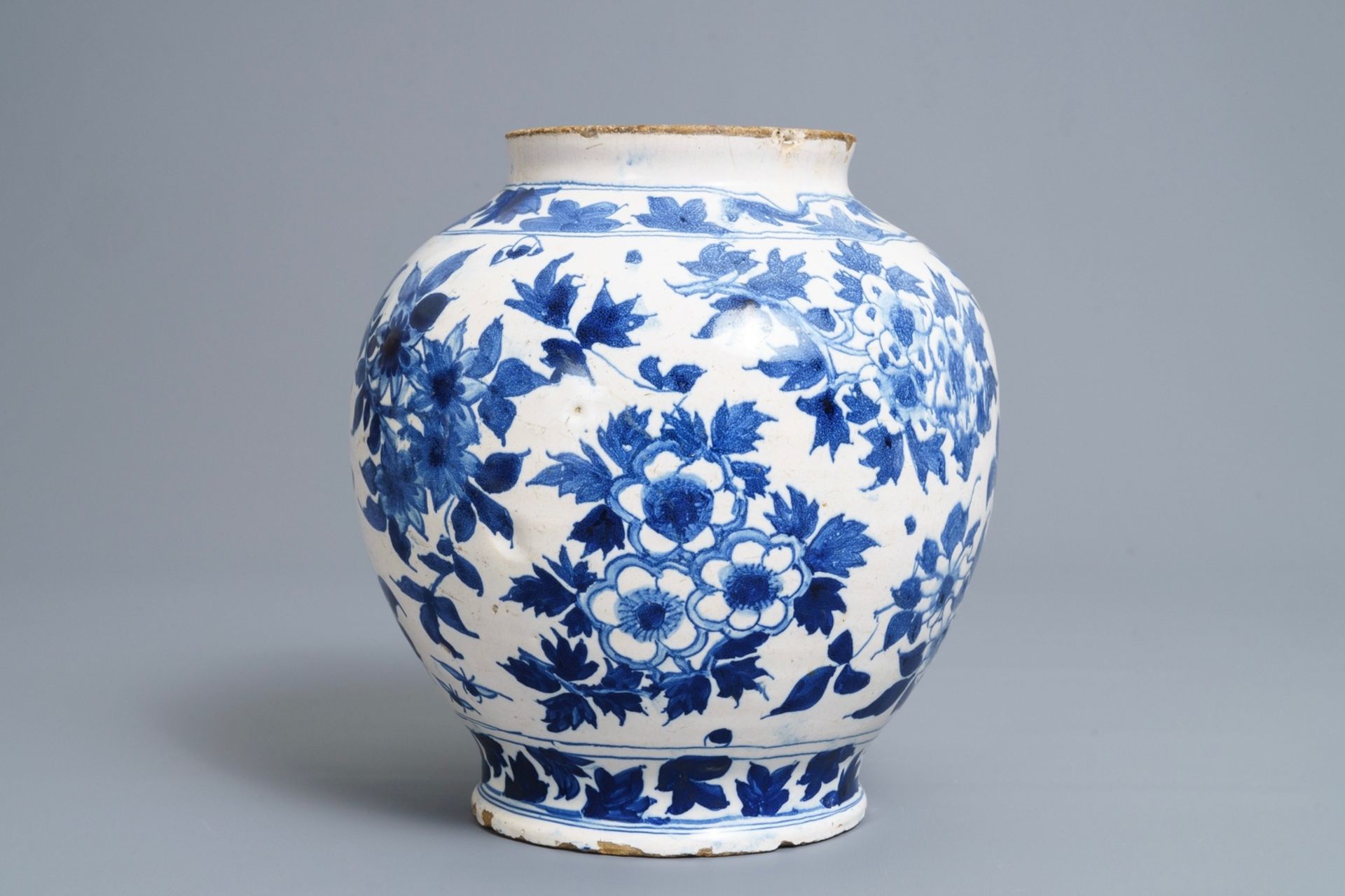 An English Delftware blue and white chinoiserie jar, 18th C.