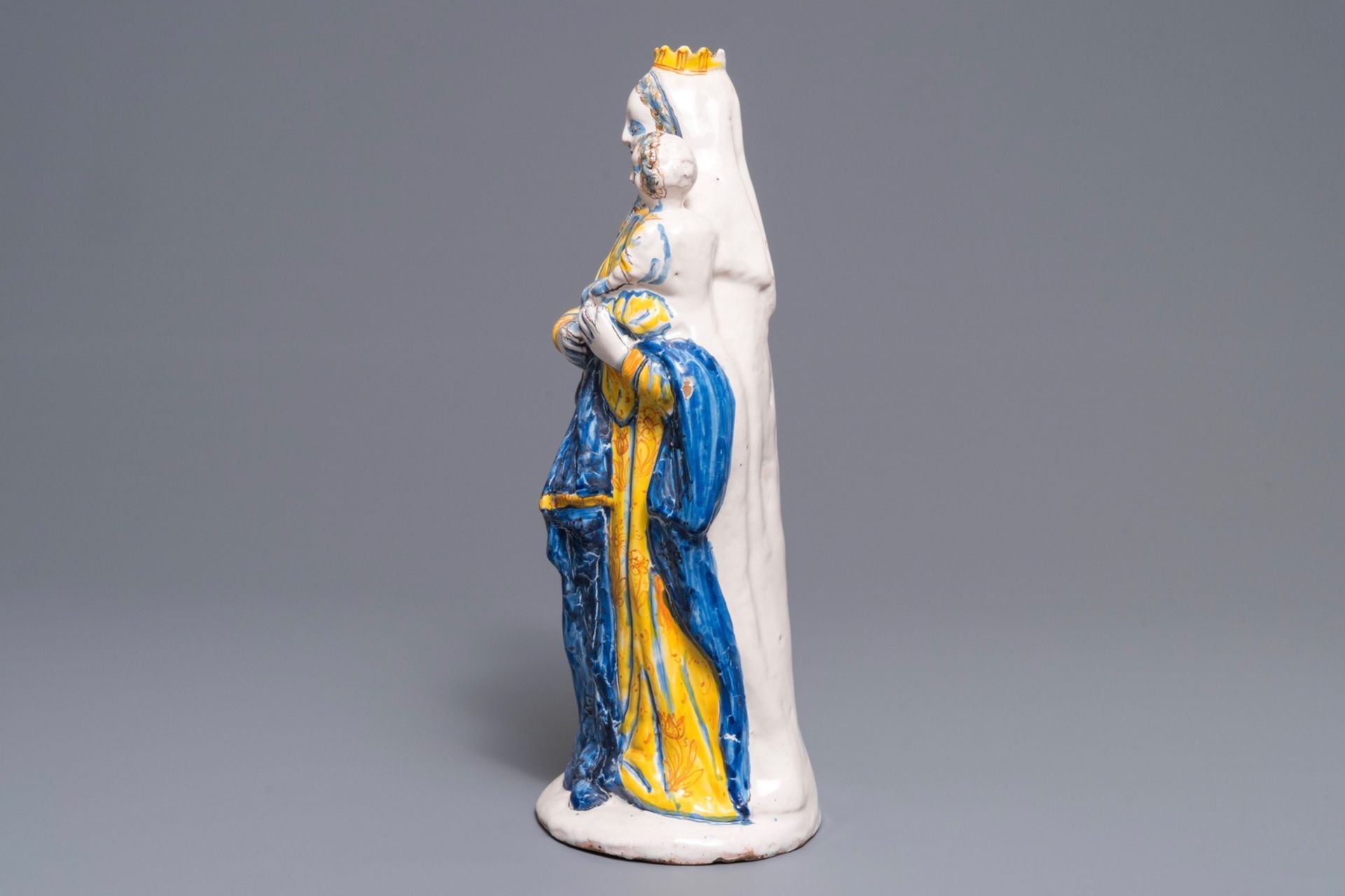 A large French faience figure of the Virgin with Child, Nevers, 17th C. - Image 5 of 7