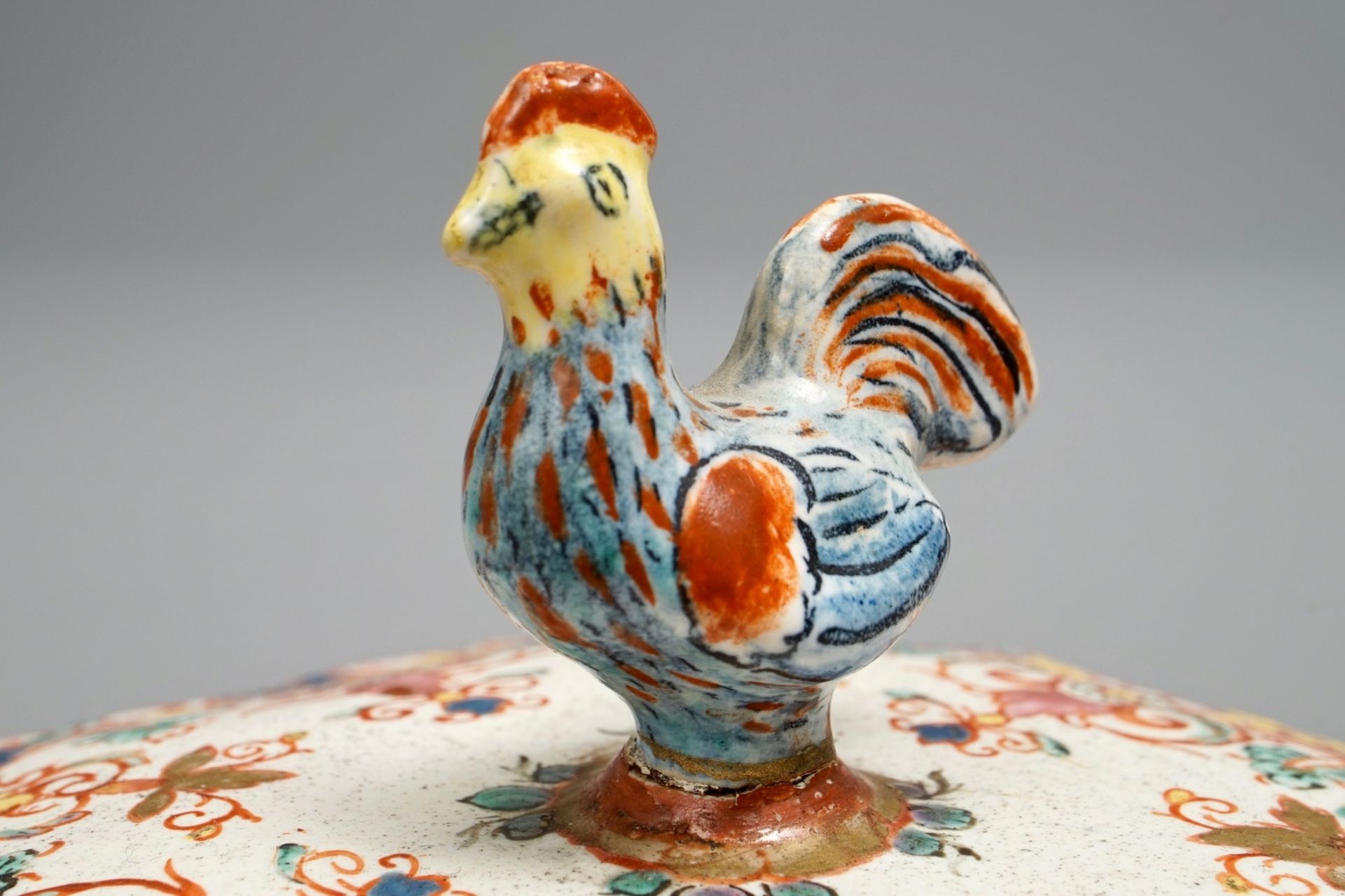 A polychrome petit feu and gilded Dutch Delft rooster-topped butter tub, 1st half 18th C. - Image 8 of 8