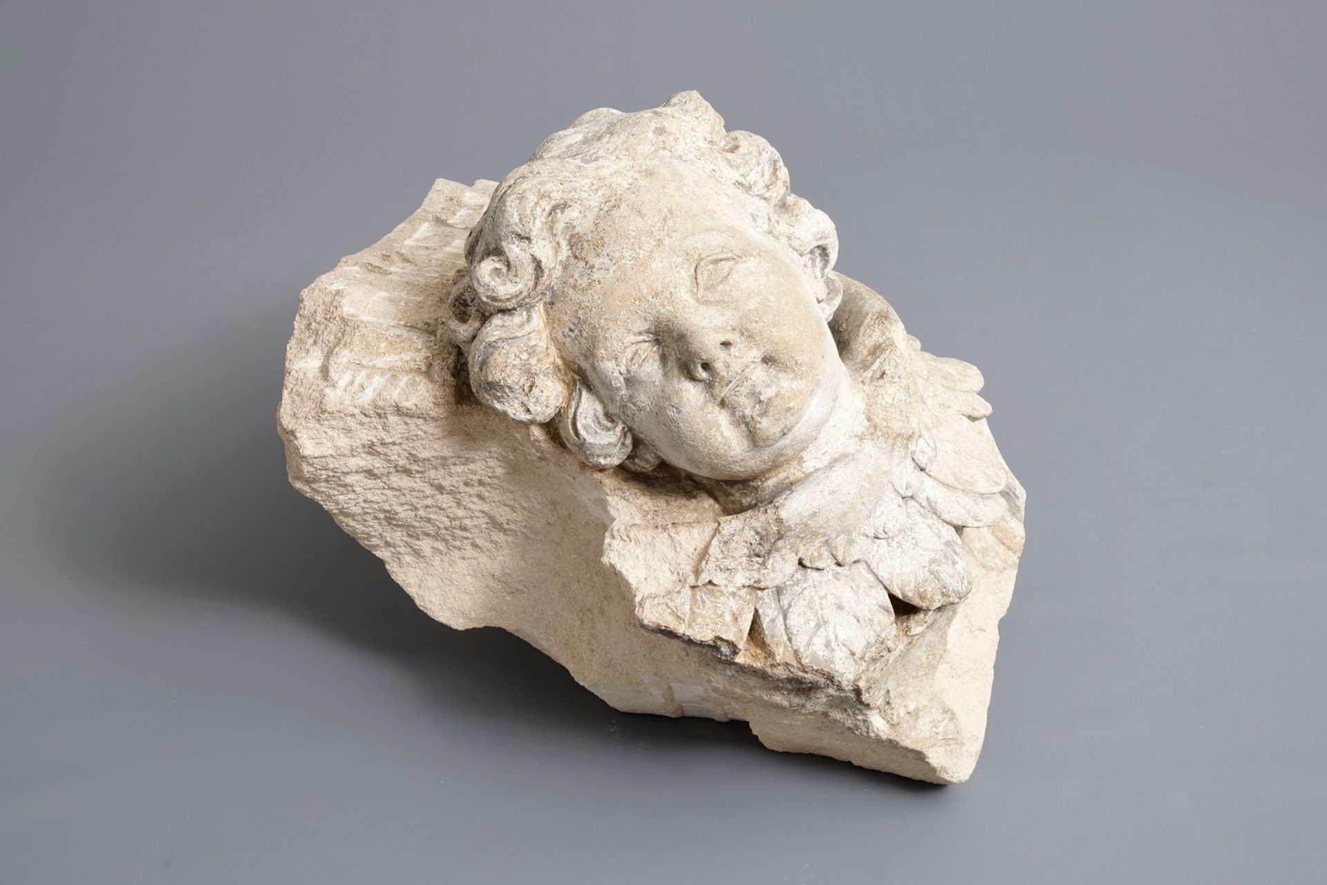 A carved stone wall fragment of a cherub's head with wing, 17/18th C. - Image 2 of 6
