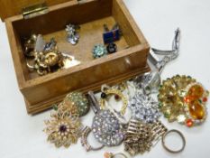 Small wooden jewellery box containing quantity of costume jewellery, brooches, rings together with