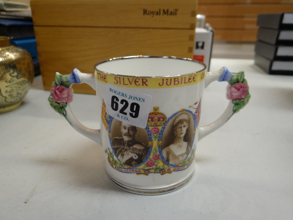 A rare Paragon twin-handled 1935 Silver Jubilee Commemorative cup - Image 2 of 6