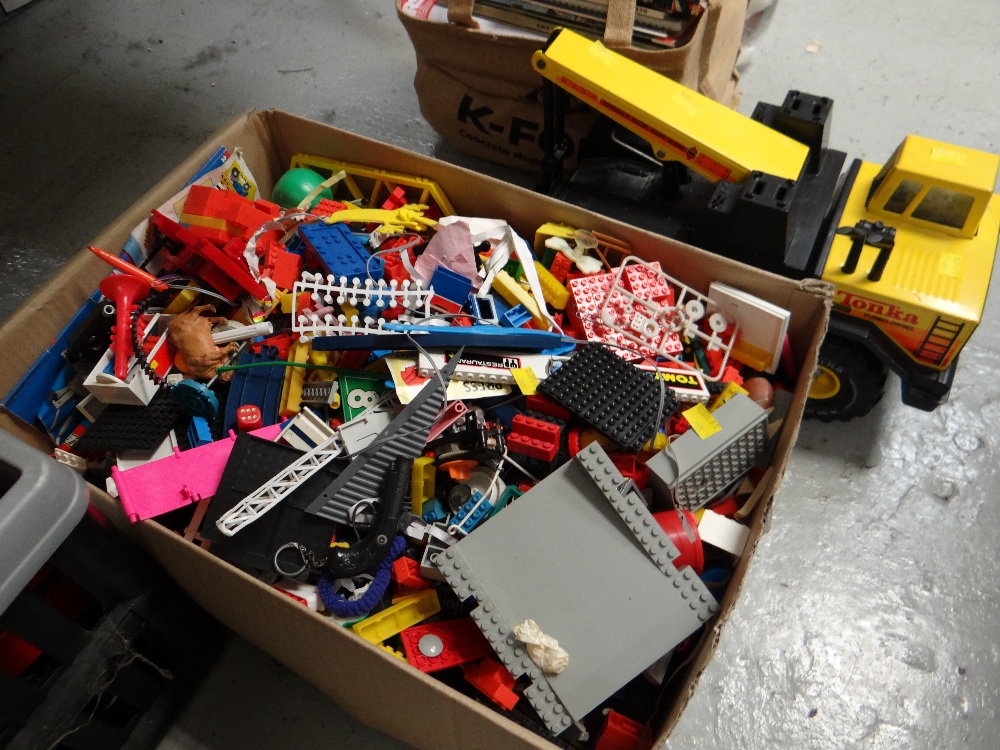 A Tonka toy crane together with a box of used Lego & other children's building bricks - Image 3 of 3