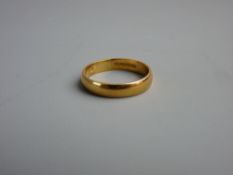 A TWENTY TWO CARAT GOLD WEDDING BAND, ring size 'T', 5.2 grms