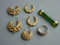 A GROUP OF NINE CARAT GOLD EARRINGS, a small ring and a non-gold mounted moss agate brooch, 9.1 grms