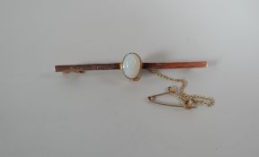 A SINGLE OPAL & 9CT GOLD BAR BROOCH with safety chain, 2.7gms