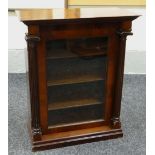 AN EARLY TWENTIETH CENTURY MAHOGANY PIER CABINET with single glazed door & with flanking