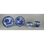 FOUR ITEMS OF FIRST PERIOD WORCESTER with blue chinoiserie decoration and comprising, cup, tea-