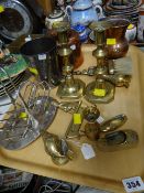 A tray of various small brass ornaments, copper pots etc