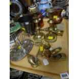 A tray of various small brass ornaments, copper pots etc