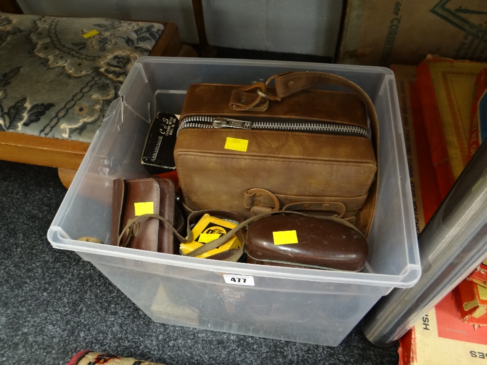 Collection of various cased & uncased vintage cameras