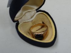 An 18ct gold & black stone gents signet ring