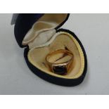 An 18ct gold & black stone gents signet ring