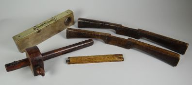 A PARCEL OF TREEN TOOLS comprising pair of spoke-shaves, beech-wood and brass spirit level,