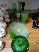 Quantity of decorative glassware