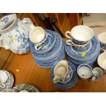 Quantity of Willow pattern tea and dinner ware etc