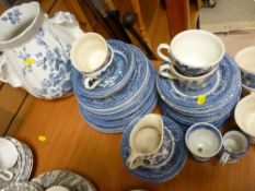 Quantity of Willow pattern tea and dinner ware etc