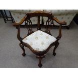 A QUALITY REPRODUCTION MAHOGANY CORNER ARMCHAIR, 81 cms high, 75 cms wide, 63 cms deep