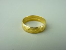 A TWENTY TWO CARAT GOLD STAR PATTERN WEDDING BAND, 3.9 grms, size 'P'