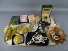 Mixed tray of collectables including a cased Helbros gent's wristwatch, two vintage compacts etc