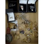 Tray of various yellow metal (some possibly gold) & silver jewellery