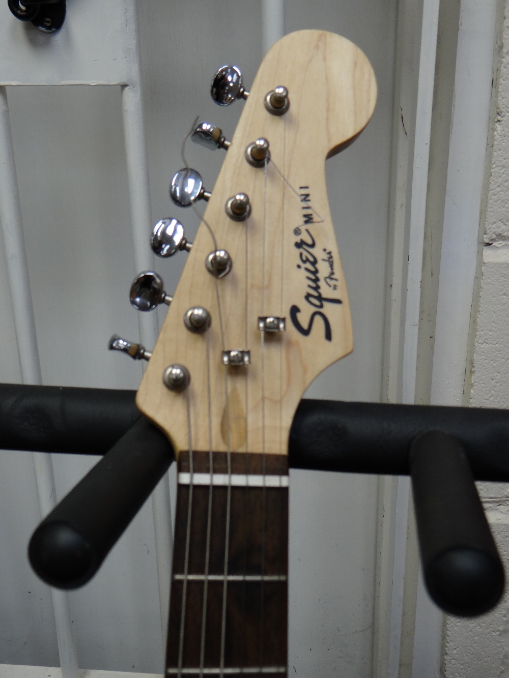 A replica Fender Squire mini electric guitar - Image 3 of 5