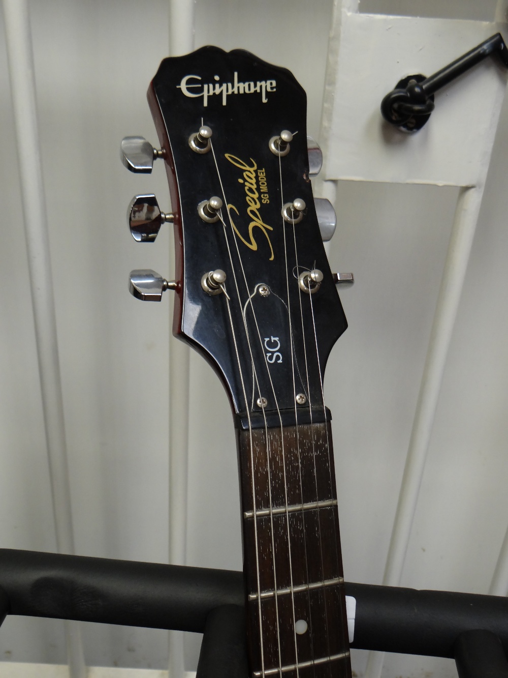 A replica Epiphone electric guitar - Image 3 of 5