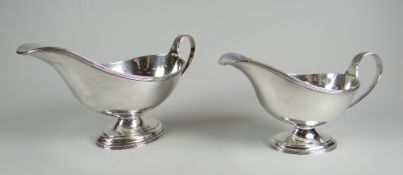 A GRADUATED PAIR OF SILVER SAUCE BOATS Birmingham 1923, S W Smith & Co, 7.4ozs