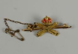 A 15CT GOLD & ENAMEL BRITISH ARMY MACHINE GUN CORPS BROOCH with crossed guns and crown, 3.9gms