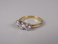 AN 18CT YELLOW GOLD THREE STONE DIAMOND RING, visual estimate 0.9ct total