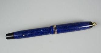 VINTAGE LAPIS LAZULI PARKER DUOFOLD FOUNTAIN PEN with yellow metal trim & ring top