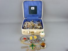 Vanity case and jewellery contents