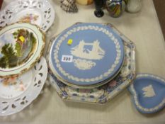Parcel of mixed porcelain including Wedgwood commemorative plates, ribbon plates etc