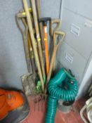 Parcel of long handled garden tools, flexi-hose, watering can