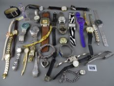 Good quantity of lady's and gent's wristwatches, various makers and styles