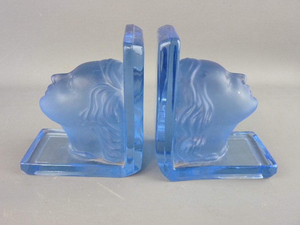 A PAIR OF ART DECO BLUE FROSTED & CLEAR GLASS HEAD BOOKENDS, 13 cms high (one chip to base) - Image 3 of 4