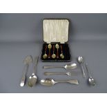 A QUANTITY OF HALLMARKED SILVER SPOONS, a spade shaped silver slice and a single silver pastry fork,