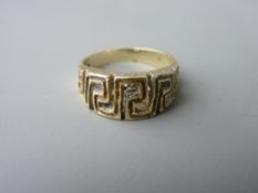 A FOURTEEN CARAT GOLD RING with Greek Key pattern, size 'N', 3.5 grms