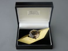 A STYLISH EIGHTEEN CARAT GOLD BROOCH set with a large circular smoky quartz by Kathleen Makinson,