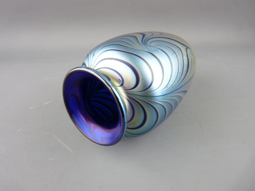 AN OKRA IRIDESCENT GLASS VASE, signed and numbered to the base, 16.5 cms high - Image 4 of 4
