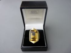 AN EIGHTEEN CARAT GOLD & LARGE CITRINE SET RING by Kathleen Makinson, 14 grms gross, size 'Q'