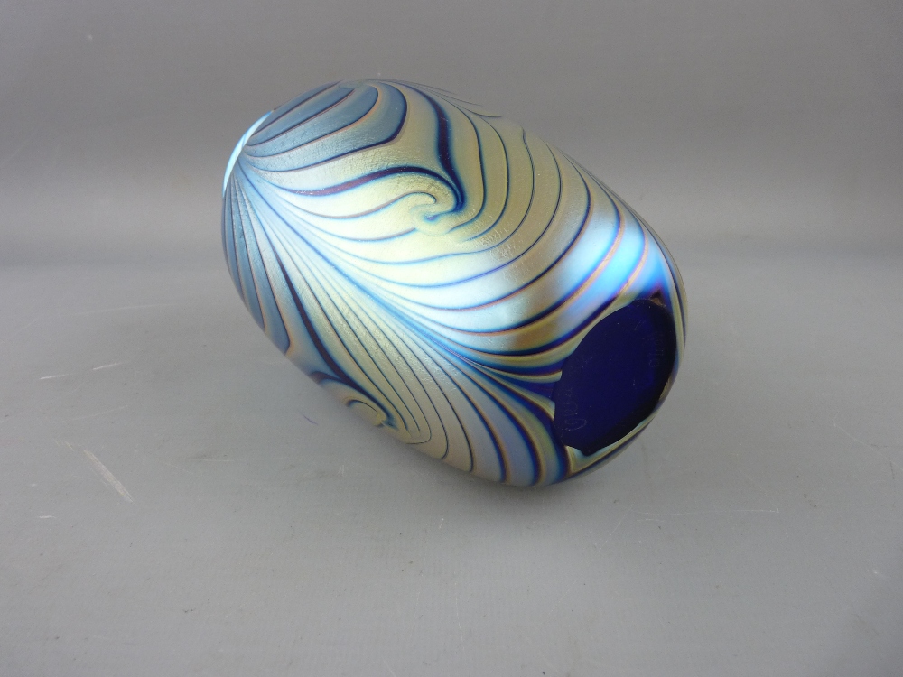 AN OKRA IRIDESCENT GLASS VASE, signed and numbered to the base, 16.5 cms high - Image 2 of 4