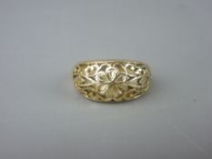 A FOURTEEN CARAT GOLD PIERCED FLORAL DRESS RING, 4.2 grms